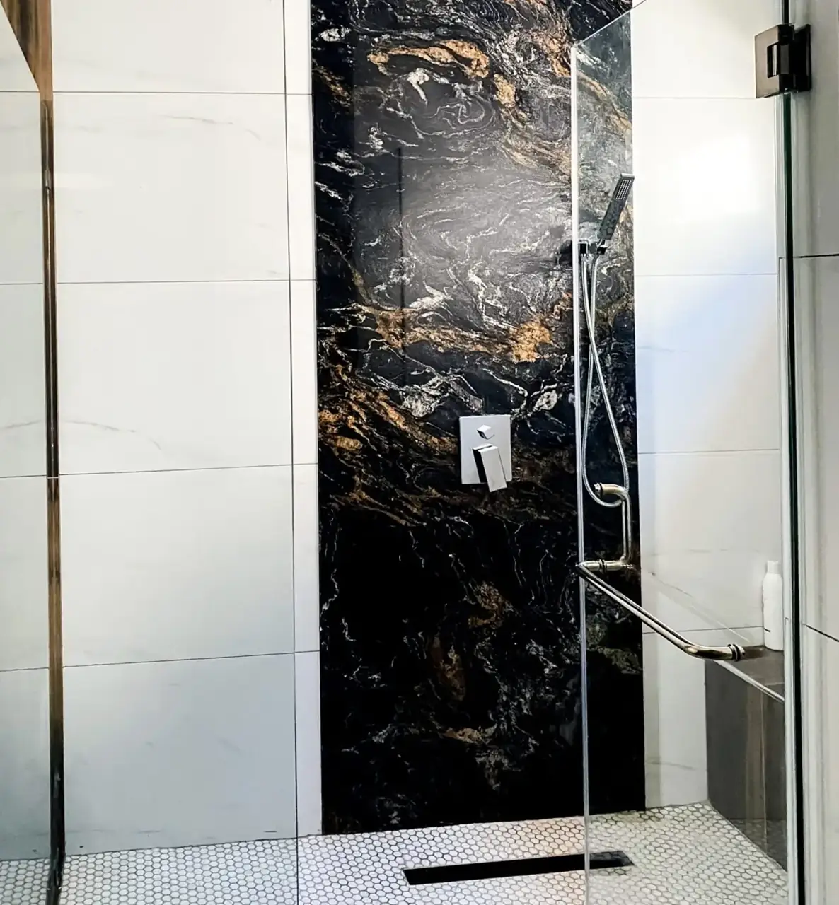Baño con muebles de madera negra y granito, Santa Cruz de Yojoa