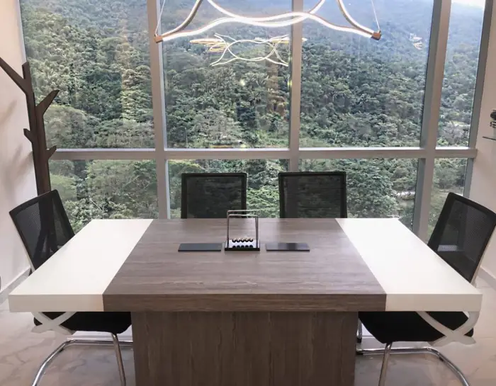 Mesa de conferencia en oficina, San Pedro Sula