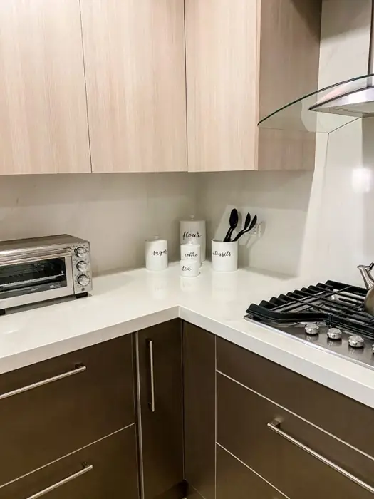 Cocina residencial en melamina y cuarzo